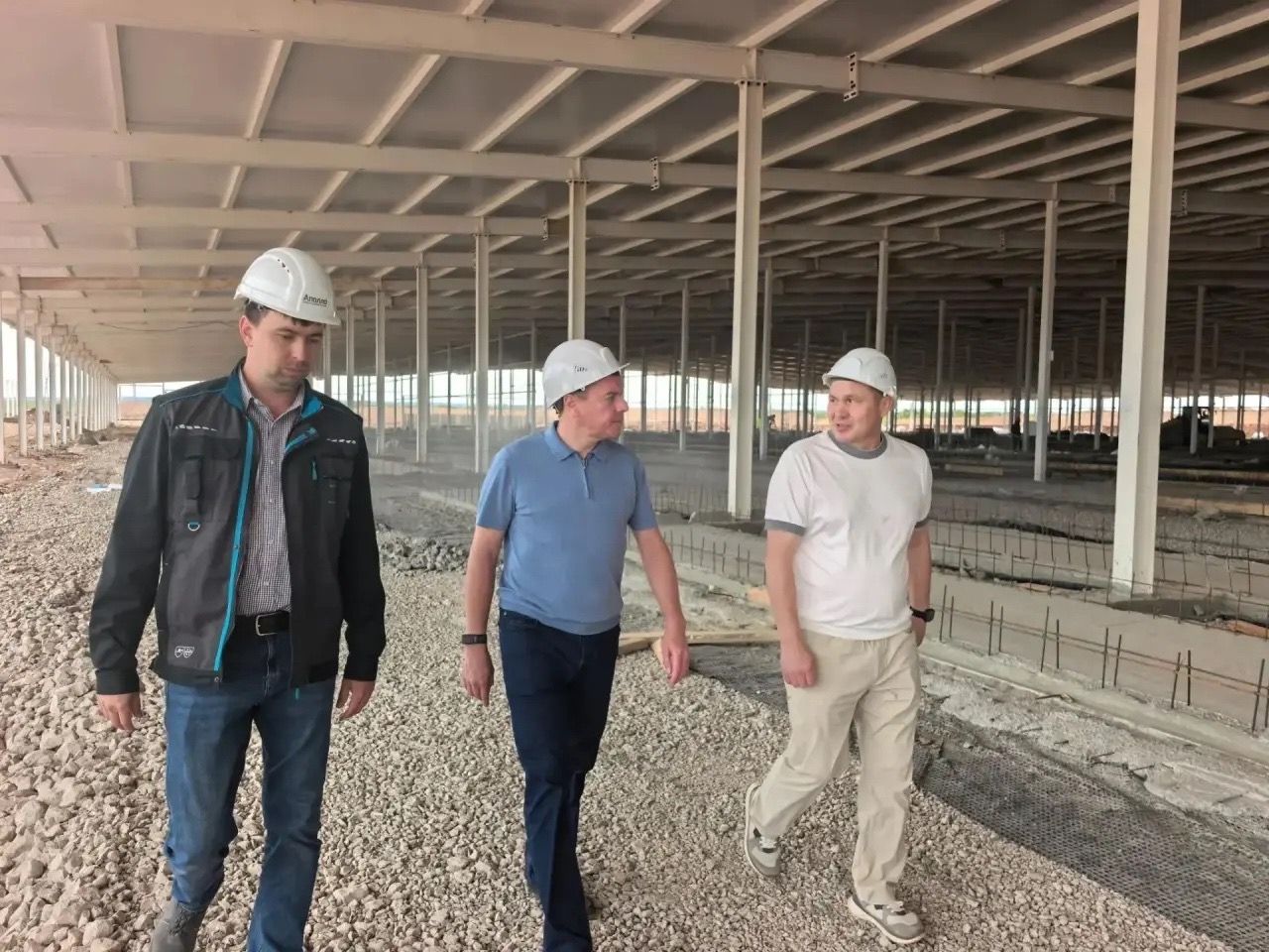 Министр сельского хозяйства РТ оценил ход работ на стройплощадке в Тавелях