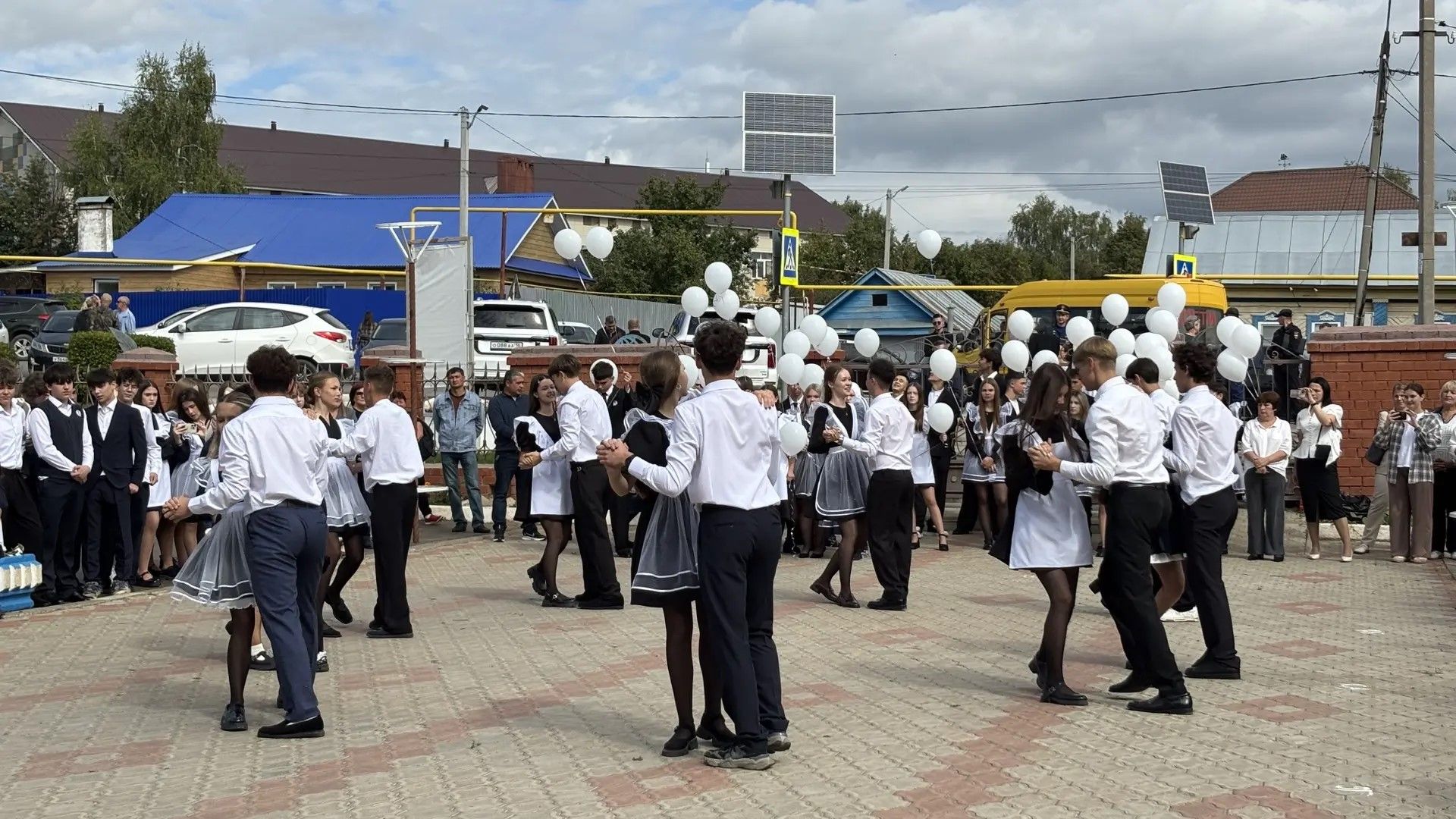 Мамадышские школьники открыли учебный год линейкой