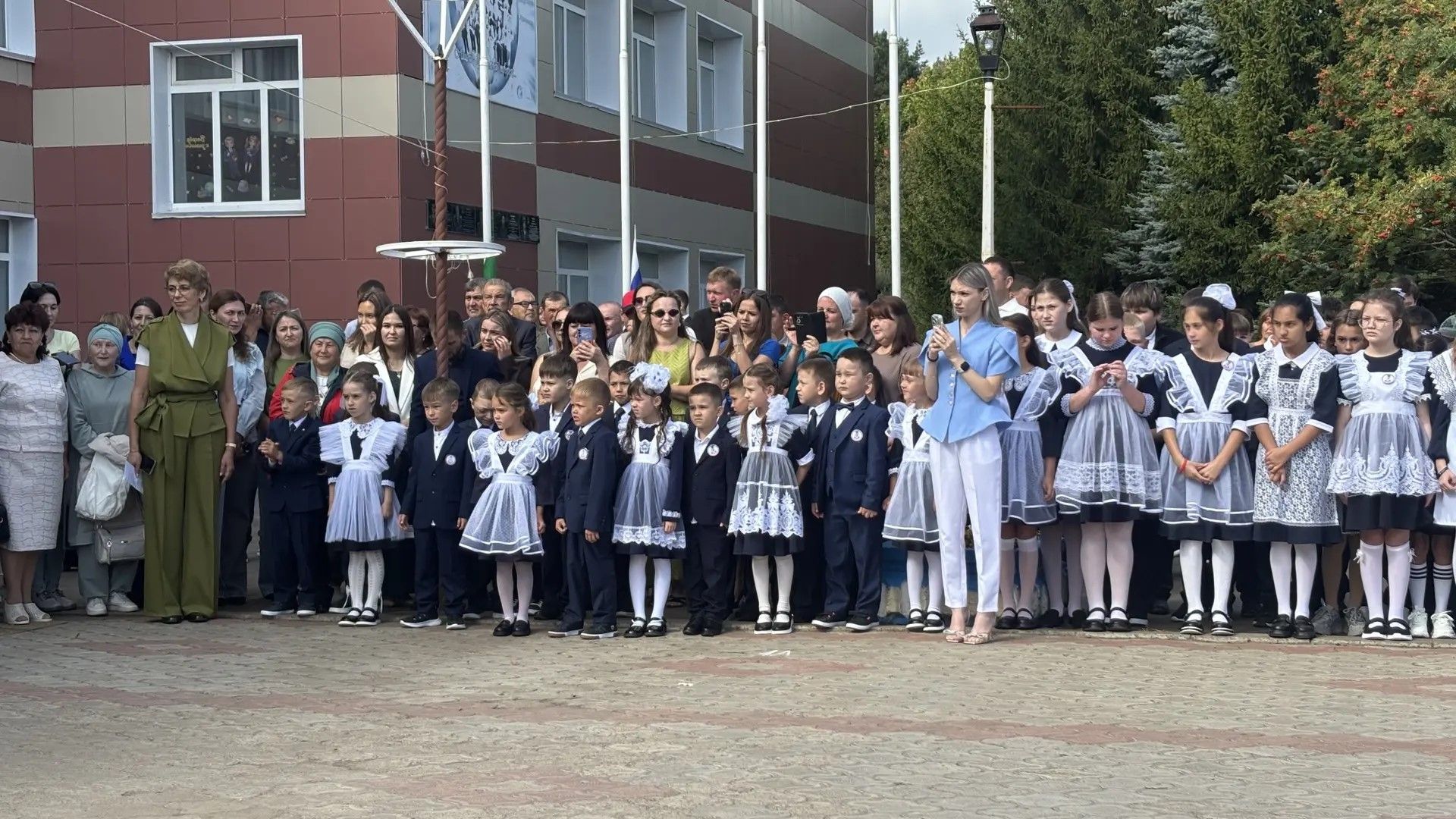 Мамадышские школьники открыли учебный год линейкой