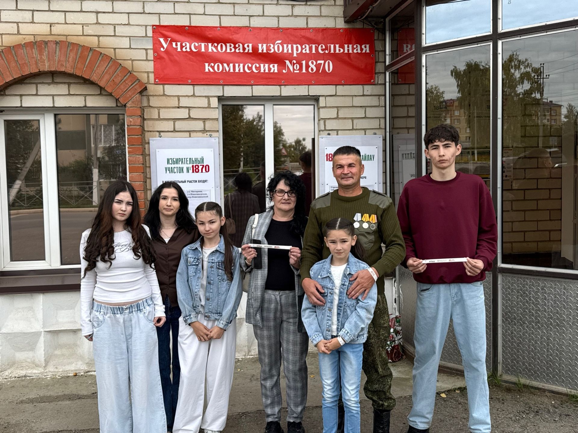 Многодетная семья Камаловых пришла на избирательный участок