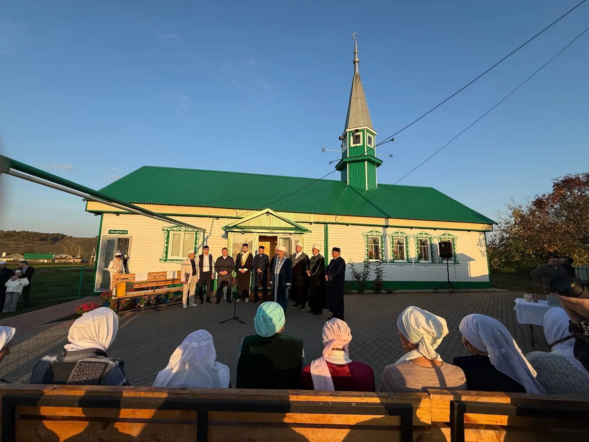 В Мамадышском районе открылись обновленная мечеть и новое здание медресе