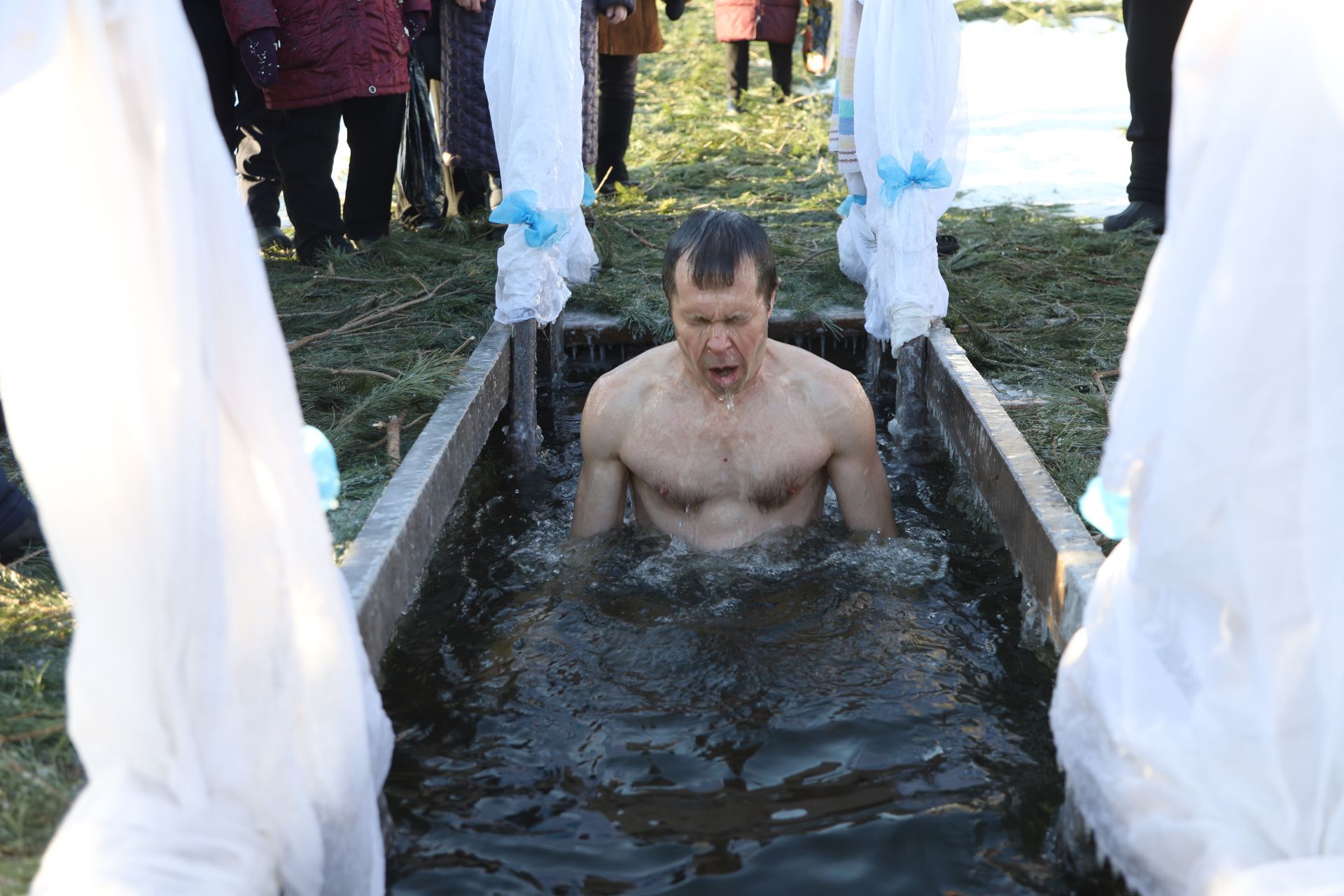 Мамадышцы встретили Крещение и окунулись в прорубь: фоторепортаж