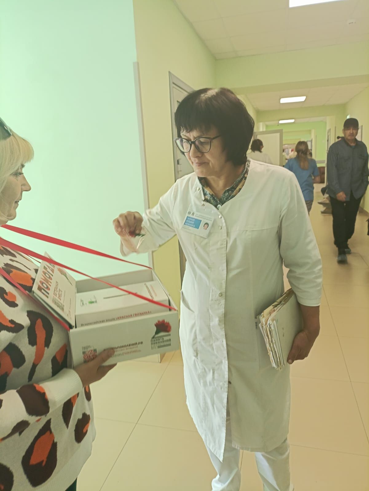 Коллектив Центральной районной больницы принял участие в акции "Красная гвоздика"