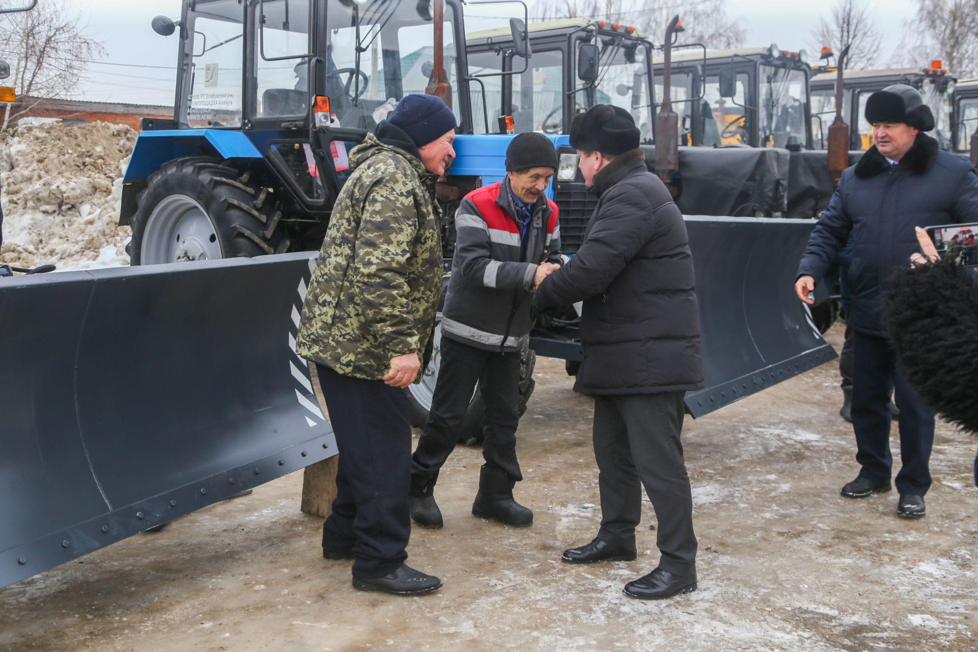 15 сельским поселениям Мамадышского района передали регулируемые отвалы для тракторов