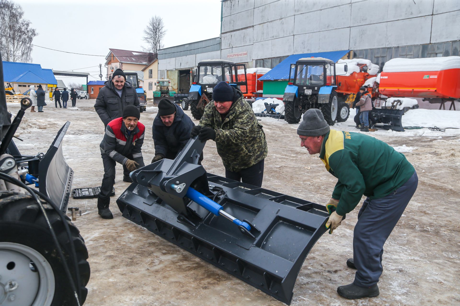 15 сельским поселениям Мамадышского района передали регулируемые отвалы для тракторов