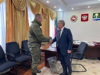 Глава района Анатолий Иванов встретился с прибывшим в отпуск бойцом СВО, с позывным «Медведь»