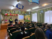 В Сокольской школе прошла встреча с сотрудниками ГИБДД по зимней безопасности