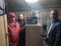 Холодильник в подарок: Рустем Усманов оказал помощь семье мамадышского инвалида