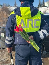 В Мамадыше сотрудники ГИБДД поздравили автоледи с 8 Марта