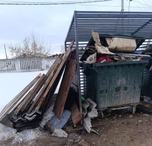 В Красной Горке старые рамы оставили у контейнеров - нарушителей ищут по камерам