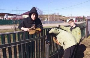 Студенты-сварщики восстановили забор супруге участника СВО