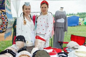 Педагог из Мамадыша создаёт одежду с национальными орнаментами