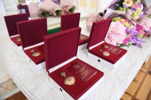 Три жительницы Татарстана получили медаль «Ана даны – Материнская слава» из рук Раиса республики