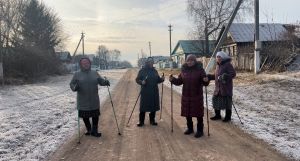 Жительницыс села Старый Завод Мамадышского района  взяли за привычку  ходить с палками