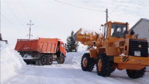 Работники ООО «Мамадыш ЖКУ» продолжают борьбу со снегом