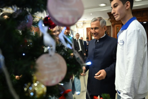 Рустам Минниханов исполняет мечты детей в акции «Ёлка желаний»