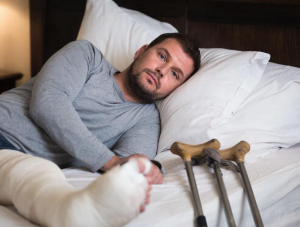 Мамадышец упал с крыши и получил перелом бедренной кости