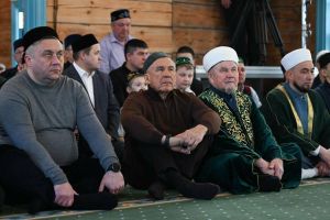 Рустам Минниханов совершил праздничный намаз в обновленной мечети села Айбаш