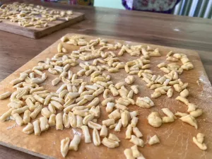 Педагоги готовят чак- чак для солдат