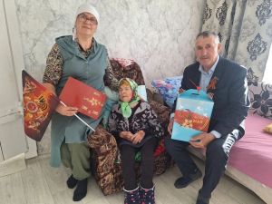 Памятные подарки от имени Раиса РТ вручают тыловикам Мамадыша