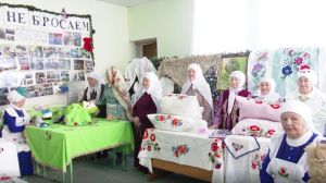 В штабе помощи бойцам открылась выставка с теплом бабушкиных сундуков