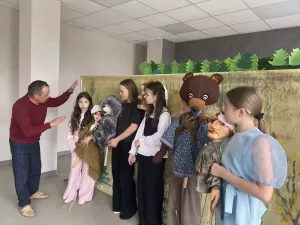 Маленькая кукла на сцене может рассказать большую историю