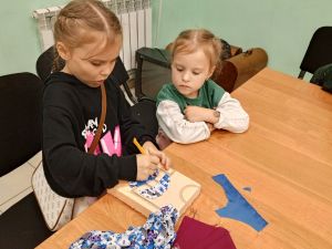 Картины из лоскутов научились создавать в Тавельском ДК