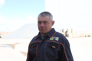 Строитель с 25-летним стажем возглавляет бригаду слесарей в «Родных Местах»