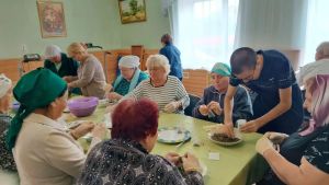 В центре «Забота» изготовили травяной чай «Родные просторы» для участников СВО