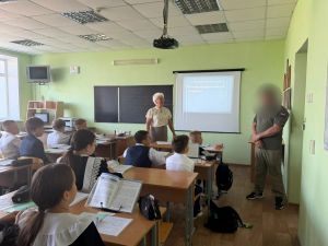 Боец СВО из отпуска пришёл в лицей №2 к дочерям-школьницам