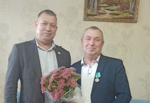 Коллектив центра образования лицей №2 поздравил Ильдуса Яруллина с юбилеем