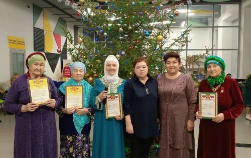 Волонтеры группы «Тынгысыз йөрәкләр» награждены во время новогоднего праздника