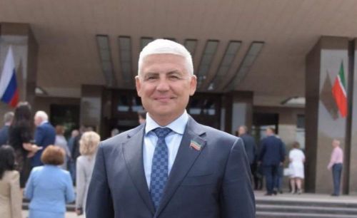 Депутат Госсовета РТ по Мамадышскому избирательному округу Марат Галиев поздравляет жительниц района с праздником