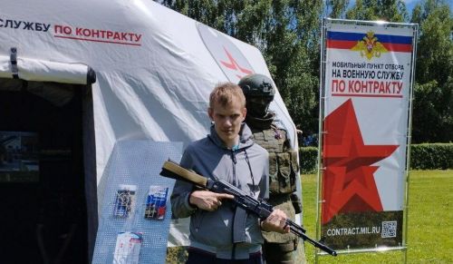 Мобильный пункт отбора на контрактную службу работает и на ярмарке вакансий
