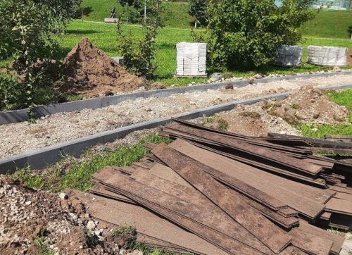В мамадышском сквере «Яшьлек» демонтируют деревянные дорожки