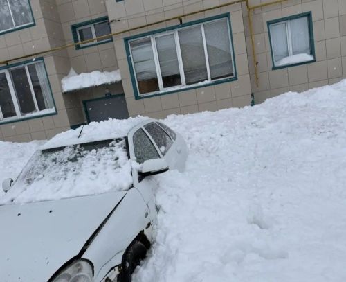 В Мамадыше снег с крыши рухнул на припаркованную машину