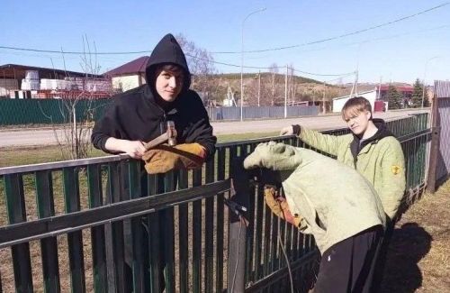 Студенты-сварщики восстановили забор супруге участника СВО