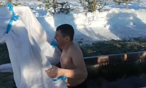 Мамадышцы традиционно отметили Крещение купанием в ледяной воде