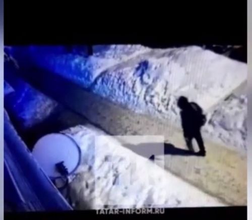 В Татарстане ищут мужчину, который пытался задушить женщину возле подъезда
