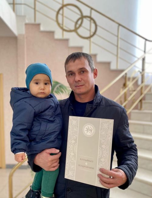 В отделе ЗАГС Мамадышского района поздравляли всех новоиспеченных пап с праздником