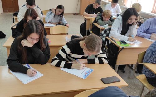 Студенты Мамадышского профессионального колледжа написали письма солдатам на СВО