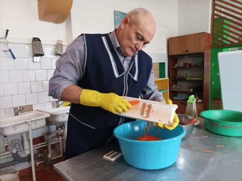 В Омарской школе Мамадышского района готовят для бойцов на СВО морковчу из собственного урожая