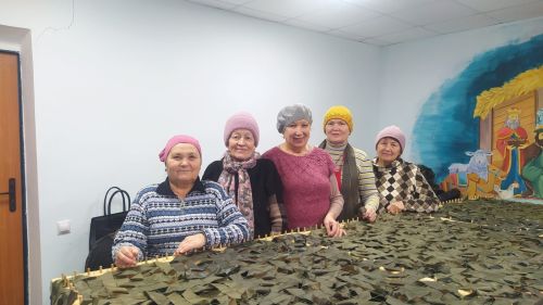 Мамадышские волонтеры изготовили новые метры маскировочных сетей и упаковок уникального чая