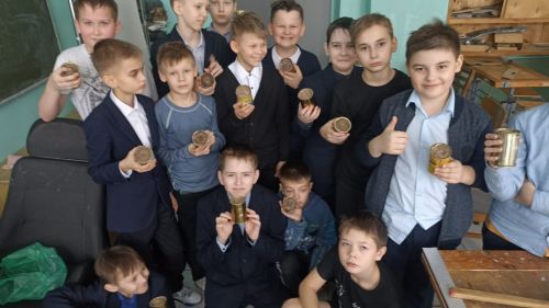 Школьники активно участвуют в акции «Своих не бросаем»