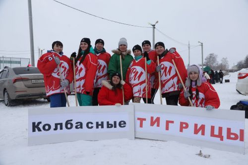 Мамадышские женщины соревновались в хоккее на метлах