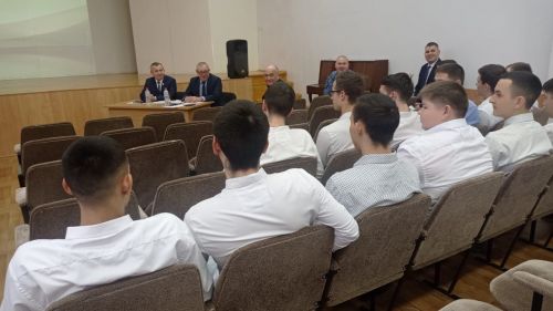Чыгарылыш студентлары белән очраштылар