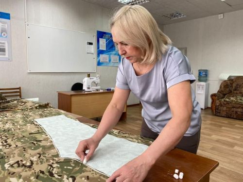 Мамадышские школьники и учителя шьют камуфляжные костюмы для солдат