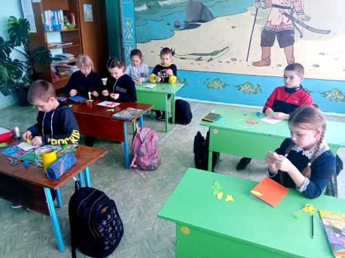 Үз куллары белән бүләк ясадылар.