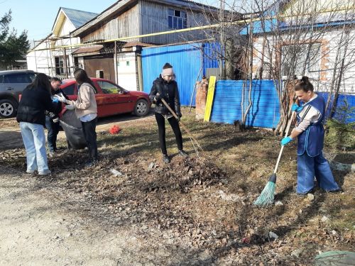 Очистили придомовые территории