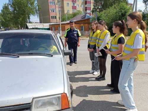 Лицеесты призывали водителей быть внимательнее